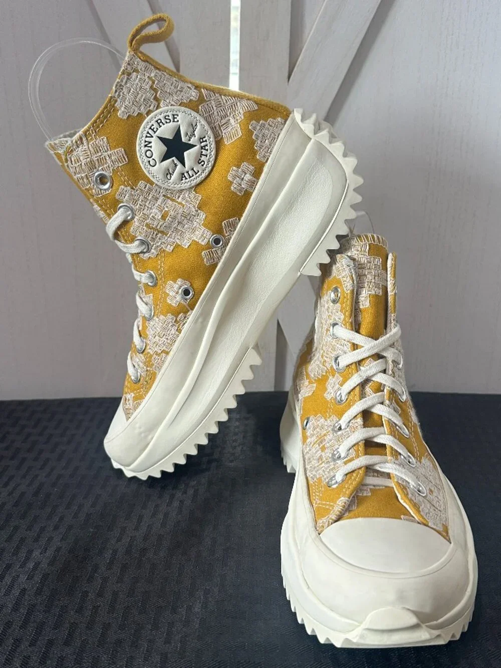 Converse Run Star Hike High Top Embroidered Sneakers Women’s 7 Men’s 5.5
